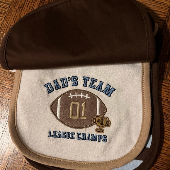 Carter’s baby bibs - Picture 2 of 3